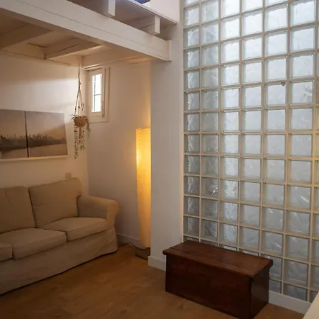 Cozy & Quiet In The Center Apartment *