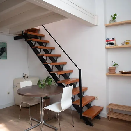 Cozy & Quiet In The Center Apartment